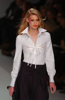 PARIS FRANCE - 12 Ekim 2003 Model Alyssa Sutherland Valentino hazır giyim defilesinin defilesini Paris Yaz 2004 moda haftası boyunca izledi. Paris,