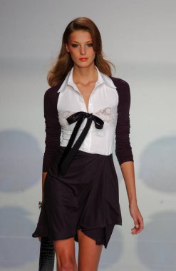 PARIS FRANCE - 12 Ekim 2003 Model Daria Werbowy, 2004 Yaz ayı Paris moda haftası boyunca Valentino Hazır Giyin defilesinin defilesini yürüttü. Paris,