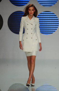 PARIS FRANCE - 12 Ekim 2003 Model I Tiiu Kuik, 2004 Yaz ayı Paris moda haftasında Valentino Giymeye Hazır Moda Koleksiyonu defilesinin defilesi. Paris,