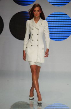 PARIS FRANCE - 12 Ekim 2003 Model I Tiiu Kuik, 2004 Yaz ayı Paris moda haftasında Valentino Giymeye Hazır Moda Koleksiyonu defilesinin defilesi. Paris,