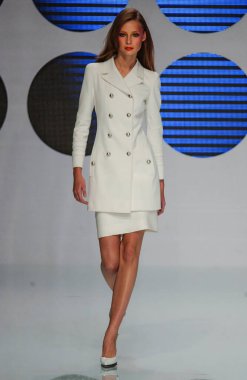 PARIS FRANCE - 12 Ekim 2003 Model I Tiiu Kuik, 2004 Yaz ayı Paris moda haftasında Valentino Giymeye Hazır Moda Koleksiyonu defilesinin defilesi. Paris,