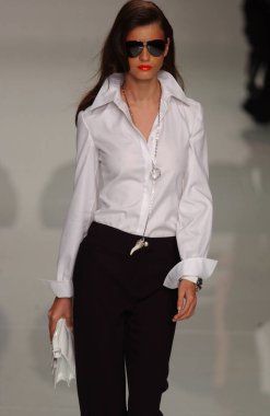 PARIS FRANCE - 12 Ekim 2003 Model Jeisa Chiminazzo, 2004 Yaz ayının Paris moda haftası boyunca Valentino Giymeye Hazır Moda defilesi için sahne arkasına hazırlanıyor. Paris,
