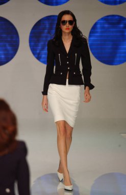 PARIS FRANCE - 12 Ekim 2003 Valentino hazır giyim defilesinin Model Yürüyüş defilesi defilesi Paris Yaz 2004 moda haftası boyunca. Paris,