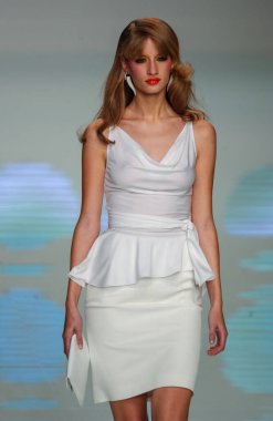 PARIS FRANCE - 12 Ekim 2003 Model Linda Vojtova Valentino hazır giyim defilesinin defilesini Paris 'in 2004 yazında moda haftası boyunca izledi. Paris,