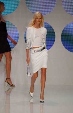 PARIS FRANCE - 12 Ekim 2003 Modeli Malin Persson 2004 yazında Paris Baharı moda haftası boyunca Valentino Giymeye Hazır Moda Koleksiyonu için sahne arkasına hazırlanıyor. Paris,