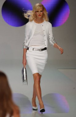 PARIS FRANCE - 12 Ekim 2003 Modeli Malin Persson 2004 yazında Paris Baharı moda haftası boyunca Valentino Giymeye Hazır Moda Koleksiyonu için sahne arkasına hazırlanıyor. Paris,