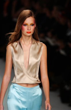 PARIS FRANCE - 12 Ekim 2003 Model I Tiiu Kuik, 2004 Yaz ayı Paris moda haftasında Valentino Giymeye Hazır Moda Koleksiyonu defilesinin defilesi. Paris,