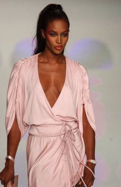 PARIS FRANCE - 12 Ekim 2003 Model Naomi Campbell, 2004 Yaz ayı Paris moda haftası boyunca Valentino Giymeye Hazır Moda Koleksiyonu defilesinin defilesi. Paris,