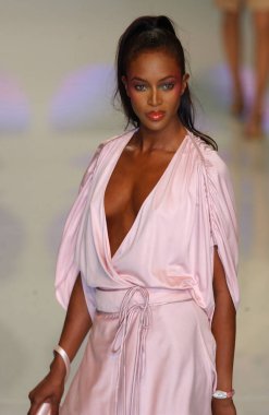 PARIS FRANCE - 12 Ekim 2003 Model Naomi Campbell, 2004 Yaz ayı Paris moda haftası boyunca Valentino Giymeye Hazır Moda Koleksiyonu defilesinin defilesi. Paris,