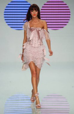 PARIS FRANCE - 12 Ekim 2003 Model Mariacarla Boscono podyum defilesi Valentino Giymeye Hazır Moda Koleksiyonu 2004 Yaz ayı moda haftası boyunca. Paris,