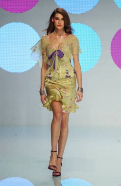 PARIS FRANCE - 12 Ekim 2003 Model Eugenia Volodina, 2004 Yaz ayının Paris moda haftası boyunca Valentino Giymeye Hazır Moda Koleksiyonu 'nun defilesi. Paris,