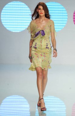 PARIS FRANCE - 12 Ekim 2003 Model Eugenia Volodina, 2004 Yaz ayının Paris moda haftası boyunca Valentino Giymeye Hazır Moda Koleksiyonu 'nun defilesi. Paris,