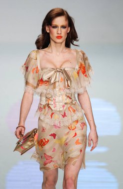 PARIS FRANCE - 12 Ekim 2003 Valentino hazır giyim defilesinin Model Yürüyüş defilesi defilesi Paris Yaz 2004 moda haftası boyunca. Paris,