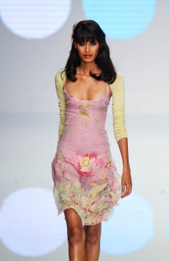 PARIS FRANCE - 12 Ekim 2003 Model Ujwalla Raut Valentino hazır giyim defilesinin defilesinin defilesini 2004 yazında Paris 'te gerçekleştirdi. Paris,