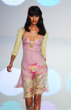 PARIS FRANCE - 12 Ekim 2003 Model Ujwalla Raut Valentino hazır giyim defilesinin defilesinin defilesini 2004 yazında Paris 'te gerçekleştirdi. Paris,