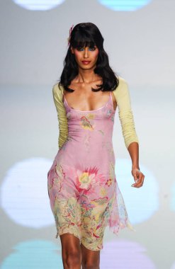 PARIS FRANCE - 12 Ekim 2003 Model Ujwalla Raut Valentino hazır giyim defilesinin defilesinin defilesini 2004 yazında Paris 'te gerçekleştirdi. Paris,