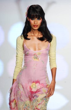 PARIS FRANCE - 12 Ekim 2003 Model Ujwalla Raut Valentino hazır giyim defilesinin defilesinin defilesini 2004 yazında Paris 'te gerçekleştirdi. Paris,