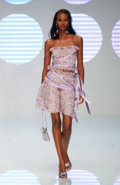 PARIS FRANCE - 12 Ekim 2003 Model Yasmin Warsame, 2004 Yaz ayı Paris moda haftası boyunca Valentino Hazır Giyin defilesinin defilesi. Paris,