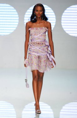 PARIS FRANCE - 12 Ekim 2003 Model Yasmin Warsame, 2004 Yaz ayı Paris moda haftası boyunca Valentino Hazır Giyin defilesinin defilesi. Paris,