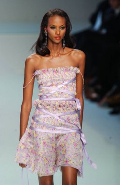 PARIS FRANCE - 12 Ekim 2003 Model Yasmin Warsame, 2004 Yaz ayı Paris moda haftası boyunca Valentino Hazır Giyin defilesinin defilesi. Paris,