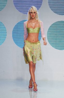 ARIS FRANCE - 10 Ekim 2004 Model Dewi Driegen Paris Bahar-2005 moda haftası boyunca Valentino Giymeye Hazır Moda Koleksiyonu defilesinin defilesini yürüttü. Paris,