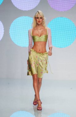 ARIS FRANCE - 10 Ekim 2004 Model Dewi Driegen Paris Bahar-2005 moda haftası boyunca Valentino Giymeye Hazır Moda Koleksiyonu defilesinin defilesini yürüttü. Paris,