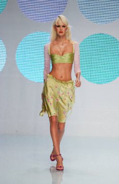 ARIS FRANCE - 10 Ekim 2004 Model Dewi Driegen Paris Bahar-2005 moda haftası boyunca Valentino Giymeye Hazır Moda Koleksiyonu defilesinin defilesini yürüttü. Paris,