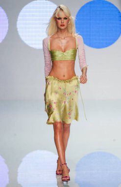 ARIS FRANCE - 10 Ekim 2004 Model Dewi Driegen Paris Bahar-2005 moda haftası boyunca Valentino Giymeye Hazır Moda Koleksiyonu defilesinin defilesini yürüttü. Paris,