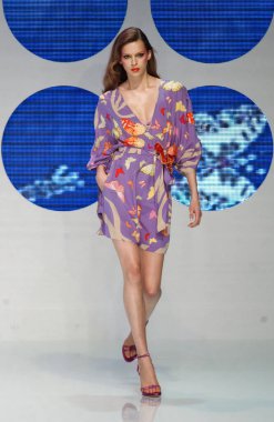 PARIS FRANCE - 12 Ekim 2003 Model Elise Crombez Valentino hazır giyim defilesinin defilesini Paris Yaz 2004 moda haftası boyunca izledi. Paris,