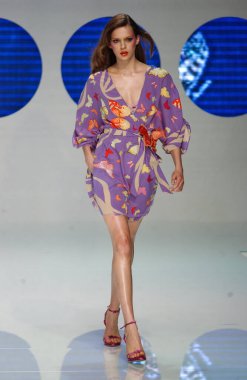 PARIS FRANCE - 12 Ekim 2003 Model Elise Crombez Valentino hazır giyim defilesinin defilesini Paris Yaz 2004 moda haftası boyunca izledi. Paris,