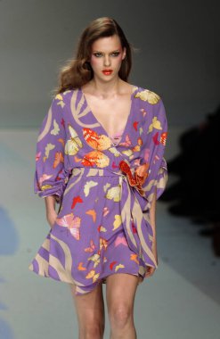 PARIS FRANCE - 12 Ekim 2003 Model Elise Crombez Valentino hazır giyim defilesinin defilesini Paris Yaz 2004 moda haftası boyunca izledi. Paris,