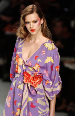 PARIS FRANCE - 12 Ekim 2003 Model Elise Crombez Valentino hazır giyim defilesinin defilesini Paris Yaz 2004 moda haftası boyunca izledi. Paris,