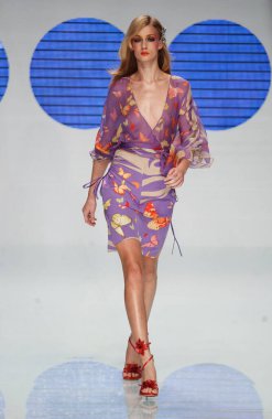 PARIS FRANCE - 12 Ekim 2003 Model Eva Riccobono podyum defilesi Valentino hazır giyim koleksiyonu Paris Baharı 2004 moda haftası boyunca. Paris,