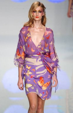 PARIS FRANCE - 12 Ekim 2003 Model Eva Riccobono podyum defilesi Valentino hazır giyim koleksiyonu Paris Baharı 2004 moda haftası boyunca. Paris,