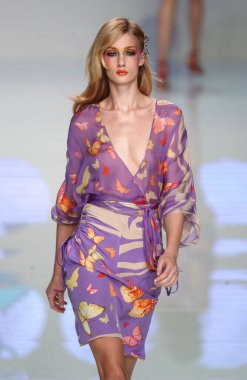 PARIS FRANCE - 12 Ekim 2003 Model Eva Riccobono podyum defilesi Valentino hazır giyim koleksiyonu Paris Baharı 2004 moda haftası boyunca. Paris,