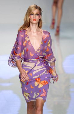 PARIS FRANCE - 12 Ekim 2003 Model Eva Riccobono podyum defilesi Valentino hazır giyim koleksiyonu Paris Baharı 2004 moda haftası boyunca. Paris,