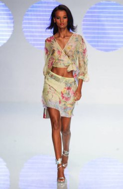 PARIS FRANCE - 12 Ekim 2003 Model Yasmin Warsame, 2004 Yaz ayı Paris moda haftası boyunca Valentino Hazır Giyin defilesinin defilesi. Paris,