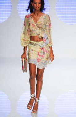 PARIS FRANCE - 12 Ekim 2003 Model Yasmin Warsame, 2004 Yaz ayı Paris moda haftası boyunca Valentino Hazır Giyin defilesinin defilesi. Paris,