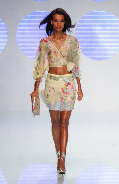 PARIS FRANCE - 12 Ekim 2003 Model Yasmin Warsame, 2004 Yaz ayı Paris moda haftası boyunca Valentino Hazır Giyin defilesinin defilesi. Paris,