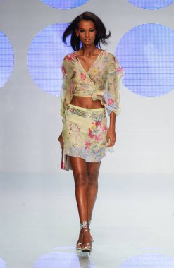 PARIS FRANCE - 12 Ekim 2003 Model Yasmin Warsame, 2004 Yaz ayı Paris moda haftası boyunca Valentino Hazır Giyin defilesinin defilesi. Paris,