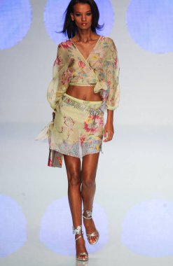 PARIS FRANCE - 12 Ekim 2003 Model Yasmin Warsame, 2004 Yaz ayı Paris moda haftası boyunca Valentino Hazır Giyin defilesinin defilesi. Paris,