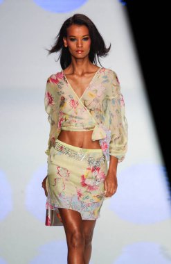 PARIS FRANCE - 12 Ekim 2003 Model Yasmin Warsame, 2004 Yaz ayı Paris moda haftası boyunca Valentino Hazır Giyin defilesinin defilesi. Paris,