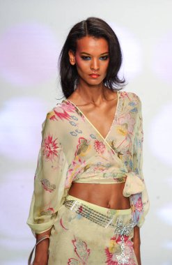 PARIS FRANCE - 12 Ekim 2003 Valentino hazır giyim defilesinin Model Yürüyüş defilesi defilesi Paris Yaz 2004 moda haftası boyunca. Paris,