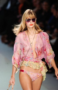 PARIS FRANCE - 12 Ekim 2003 Model Julia Stegner, 2004 Yaz ayının Paris moda haftası boyunca Valentino Giymeye Hazır Moda Koleksiyonu 'nun defilesi için sahne arkasına hazırlanıyor. Paris,