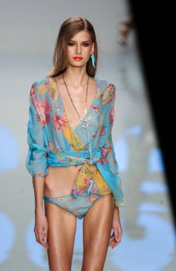 PARIS FRANCE - 12 Ekim 2003 Valentino hazır giyim defilesinin Model Hana Soukupova yürüyüş defilesi. Paris,