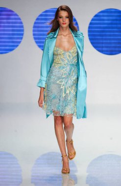 PARIS FRANCE - 12 Ekim 2003 Model Daria Werbowy, 2004 Yaz ayı Paris moda haftası boyunca Valentino Hazır Giyin defilesinin defilesini yürüttü. Paris,