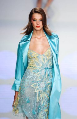 PARIS FRANCE - 12 Ekim 2003 Model Daria Werbowy, 2004 Yaz ayı Paris moda haftası boyunca Valentino Hazır Giyin defilesinin defilesini yürüttü. Paris,