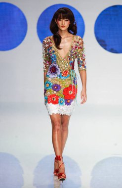 PARIS FRANCE - 12 Ekim 2003 Model Ai Tominaga, 2004 Yaz ayı Paris moda haftası boyunca Valentino Giymeye Hazır Moda Koleksiyonu defilesinin defilesi. Paris,