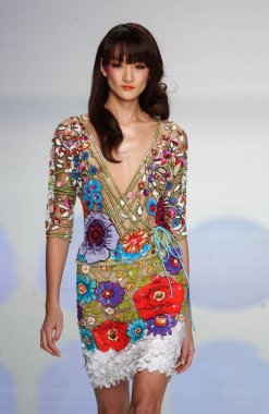 PARIS FRANCE - 12 Ekim 2003 Model Ai Tominaga, 2004 Yaz ayı Paris moda haftası boyunca Valentino Giymeye Hazır Moda Koleksiyonu defilesinin defilesi. Paris,