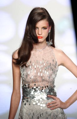 PARIS FRANCE - 12 Ekim 2003 Model Jeisa Chiminazzo, 2004 Yaz ayının Paris moda haftası boyunca Valentino Giymeye Hazır Moda defilesi için sahne arkasına hazırlanıyor. Paris,